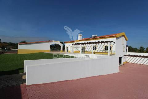 Moradia  em  azeitão t3+1 com 5000 m2 de terreno