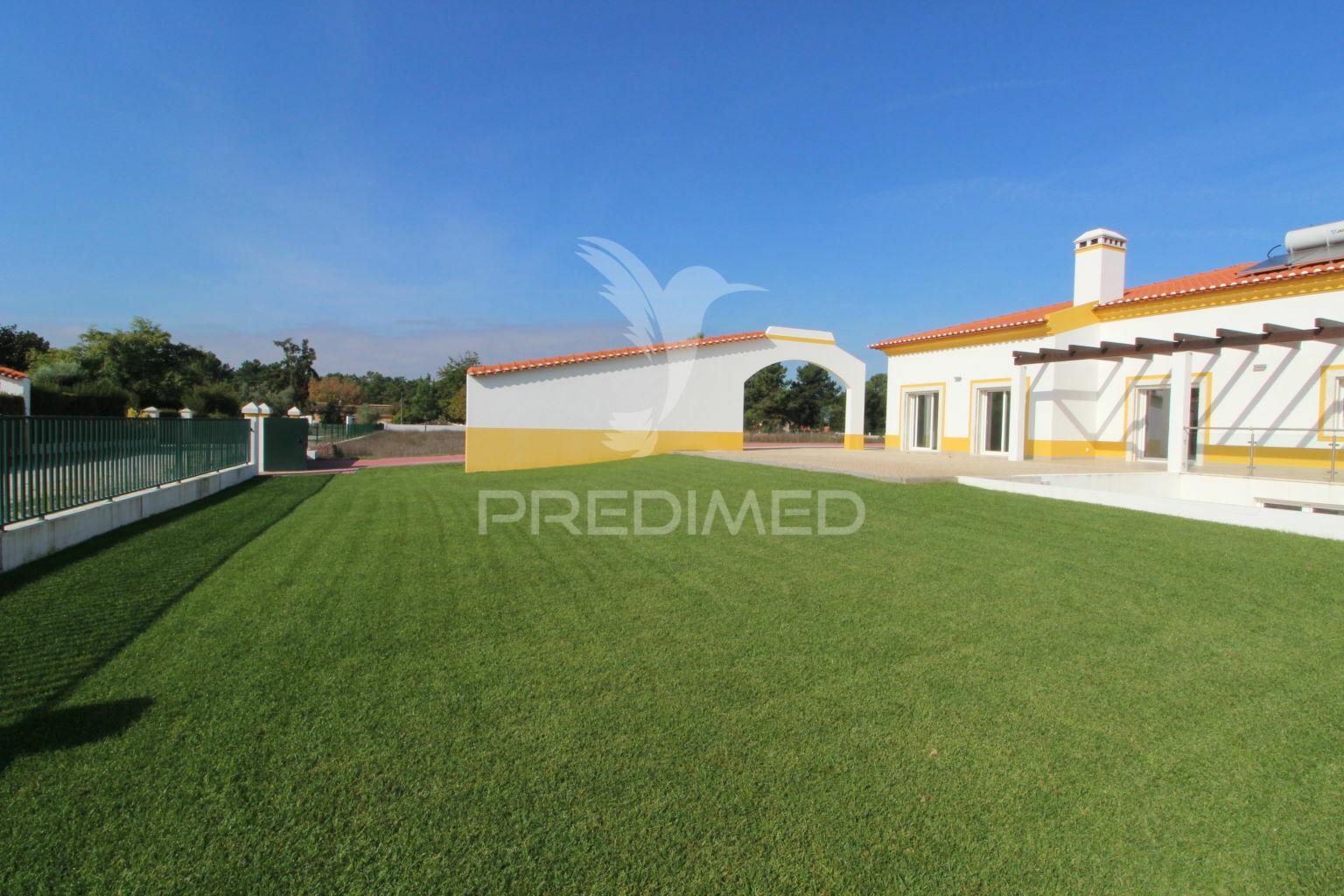 Moradia  em  azeitão t3+1 com 5000 m2 de terreno
