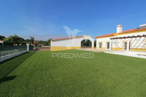 Moradia  em  azeitão t3+1 com 5000 m2 de terreno
