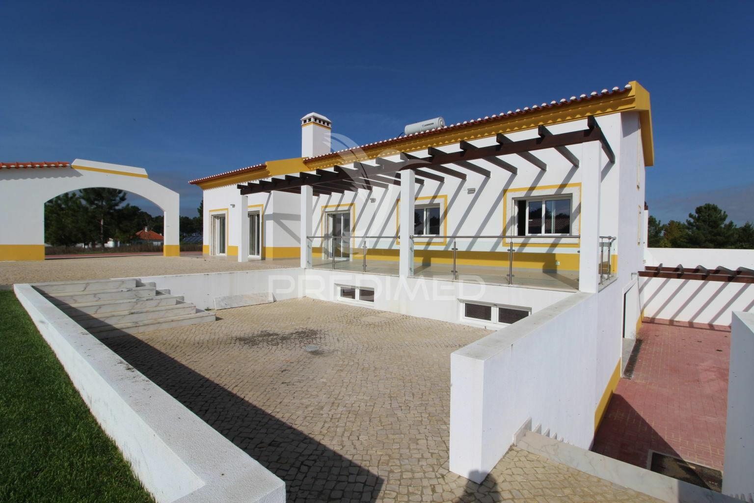 Moradia  em  azeitão t3+1 com 5000 m2 de terreno