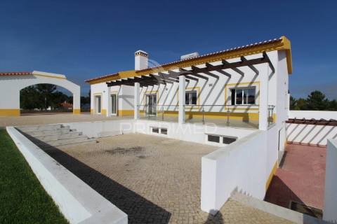 Moradia  em  azeitão t3+1 com 5000 m2 de terreno