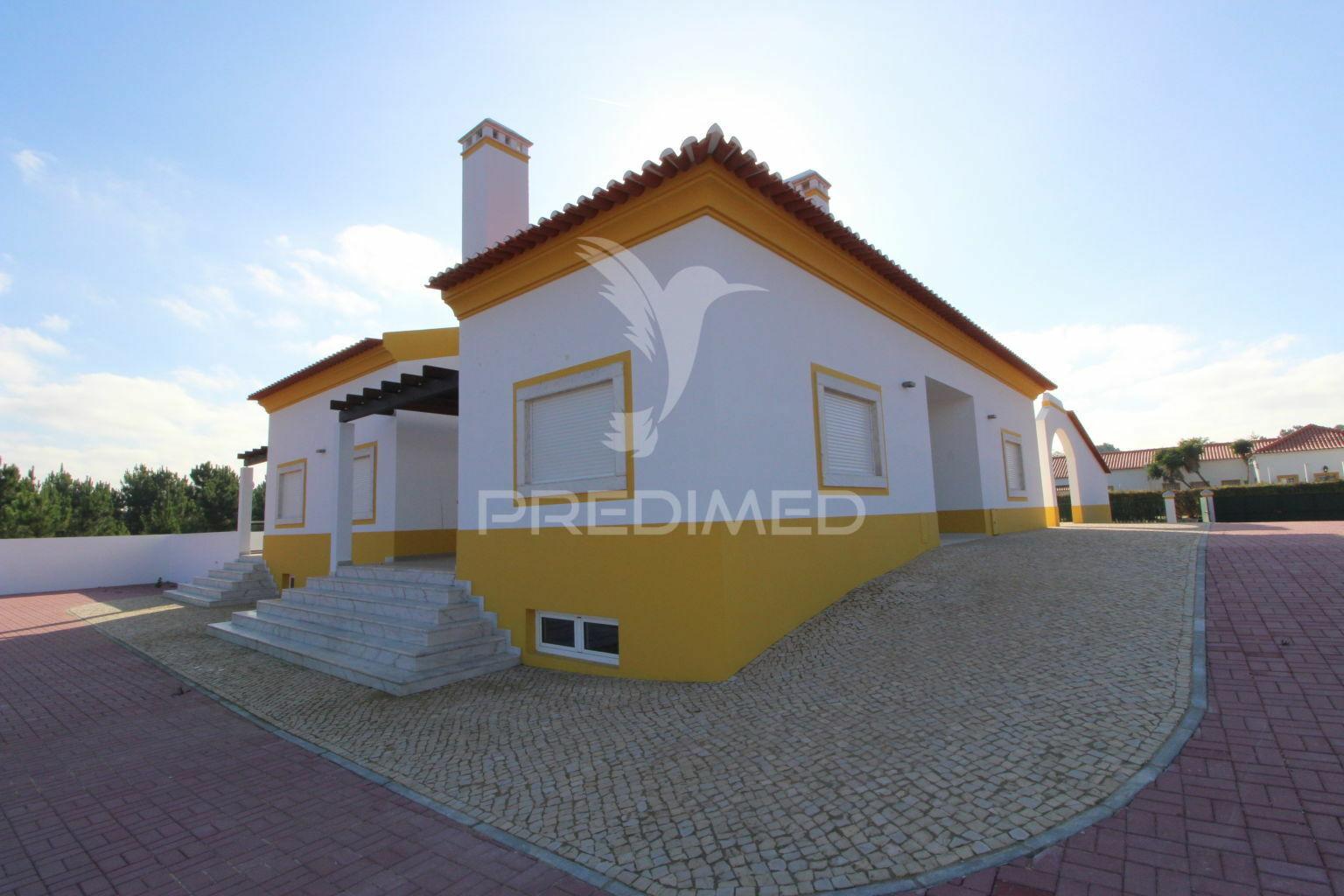 Moradia  em  azeitão t3+1 com 5000 m2 de terreno
