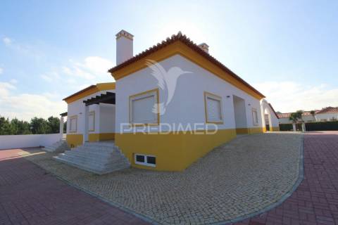 Moradia  em  azeitão t3+1 com 5000 m2 de terreno