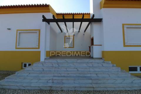 Moradia  em  azeitão t3+1 com 5000 m2 de terreno