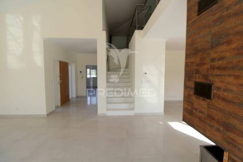Moradia  em  azeitão t3+1 com 5000 m2 de terreno