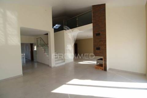 Moradia  em  azeitão t3+1 com 5000 m2 de terreno