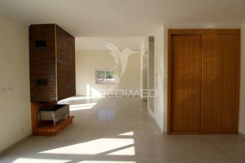 Moradia  em  azeitão t3+1 com 5000 m2 de terreno
