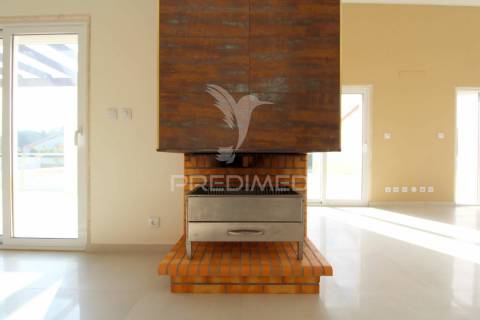 Moradia  em  azeitão t3+1 com 5000 m2 de terreno