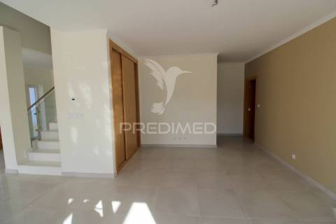 Moradia  em  azeitão t3+1 com 5000 m2 de terreno