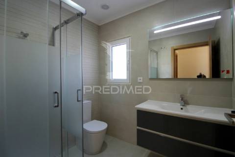 Moradia  em  azeitão t3+1 com 5000 m2 de terreno