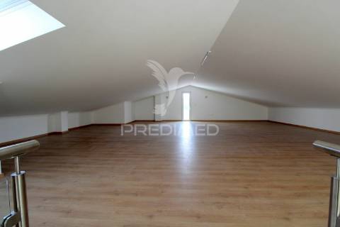 Moradia  em  azeitão t3+1 com 5000 m2 de terreno