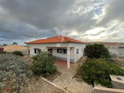 Moradia térrea com grande espaço envolvente na ilha do porto santo