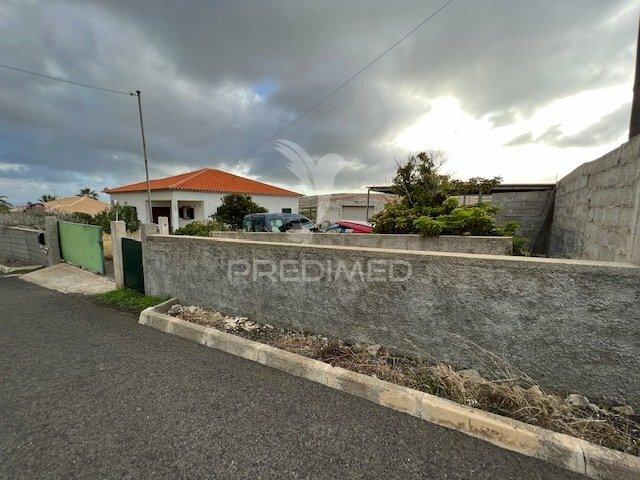 Moradia térrea com grande espaço envolvente na ilha do porto santo