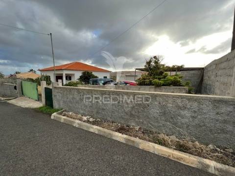 Moradia térrea com grande espaço envolvente na ilha do porto santo