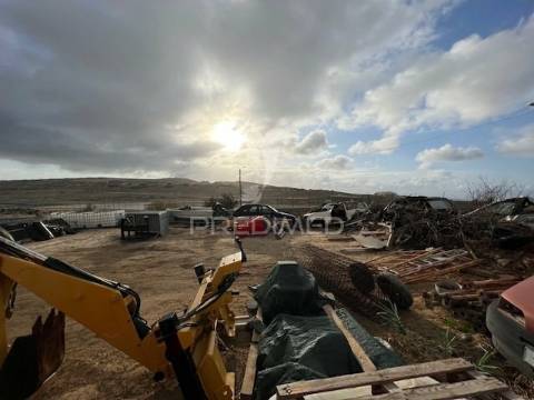 Moradia térrea com grande espaço envolvente na ilha do porto santo