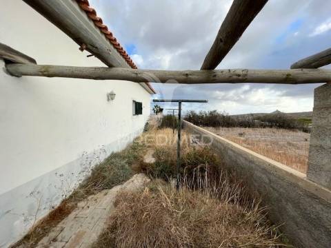 Moradia térrea com grande espaço envolvente na ilha do porto santo