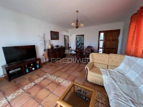 Moradia térrea com grande espaço envolvente na ilha do porto santo