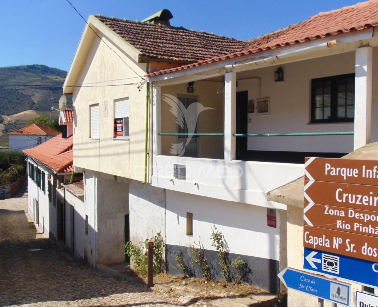 Moradia geminada em vale mendiz - pinhão
