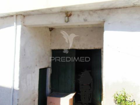 Moradia geminada em vale mendiz - pinhão