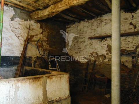 Moradia geminada em vale mendiz - pinhão