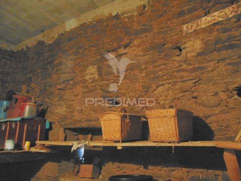 Moradia geminada em vale mendiz - pinhão