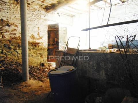 Moradia geminada em vale mendiz - pinhão