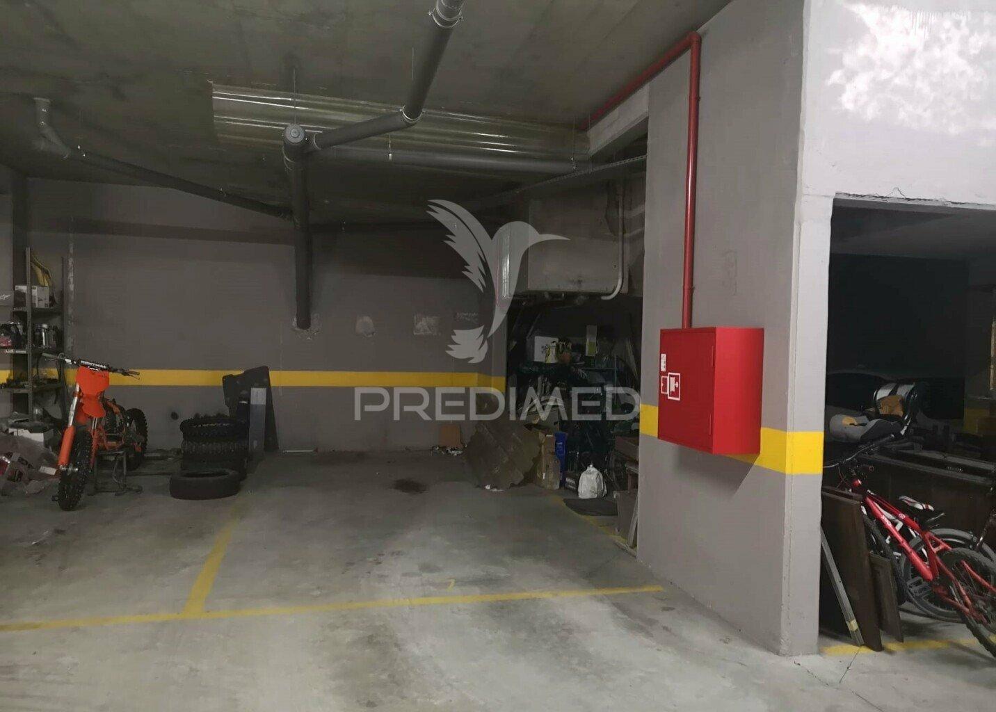 Parqueamento coberto em sines