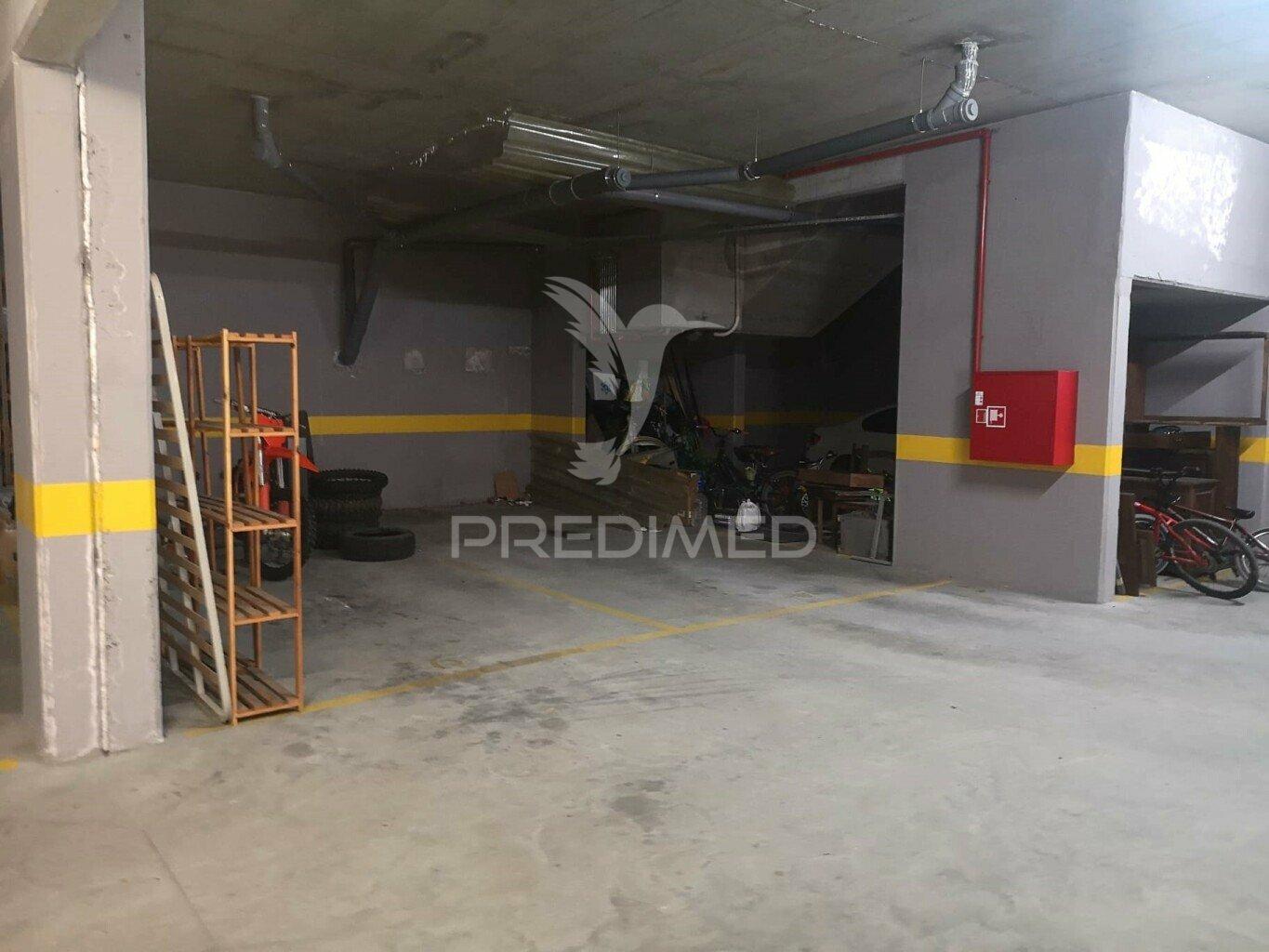 Parqueamento coberto em sines