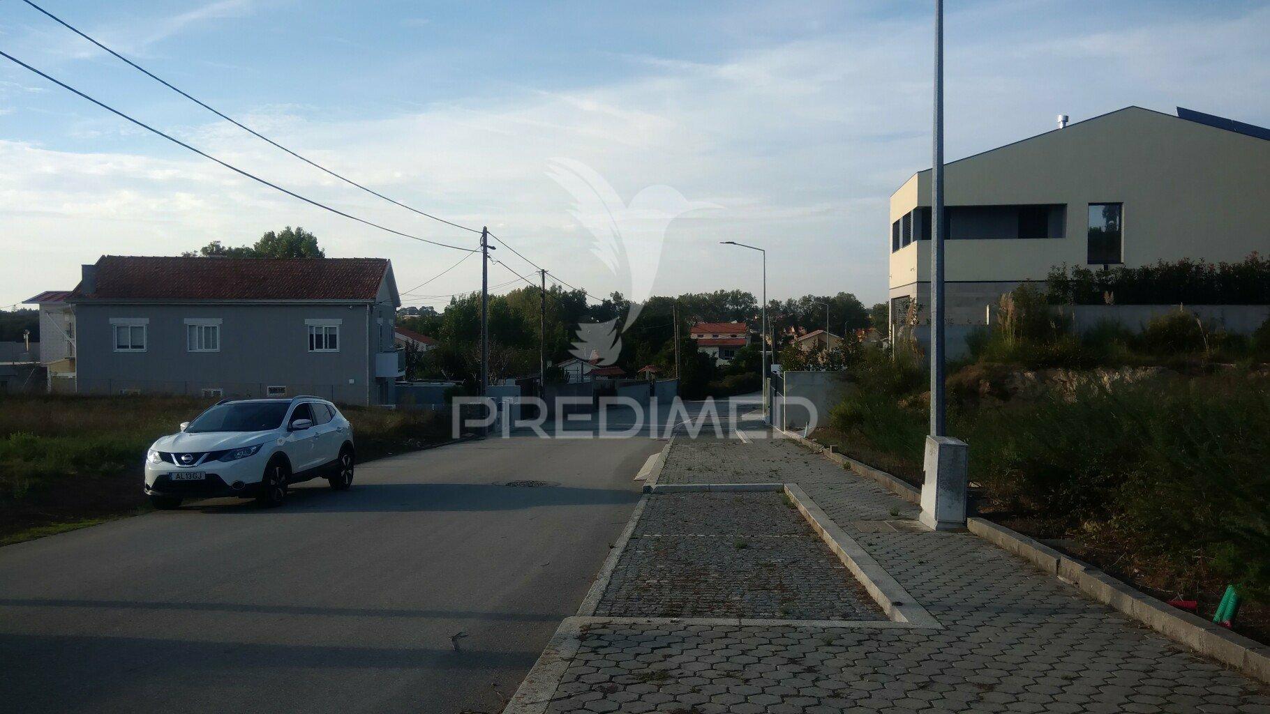 Terreno – moradia de 3 frentes – valadares