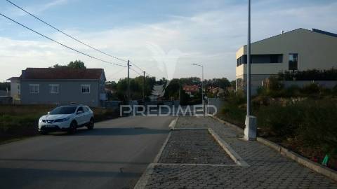 Terreno – moradia de 3 frentes – valadares