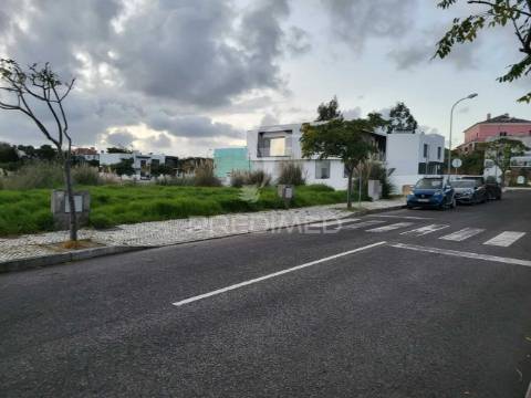 Lote c/ 341m2 em albarraque para moradia com 2 pisos + cv