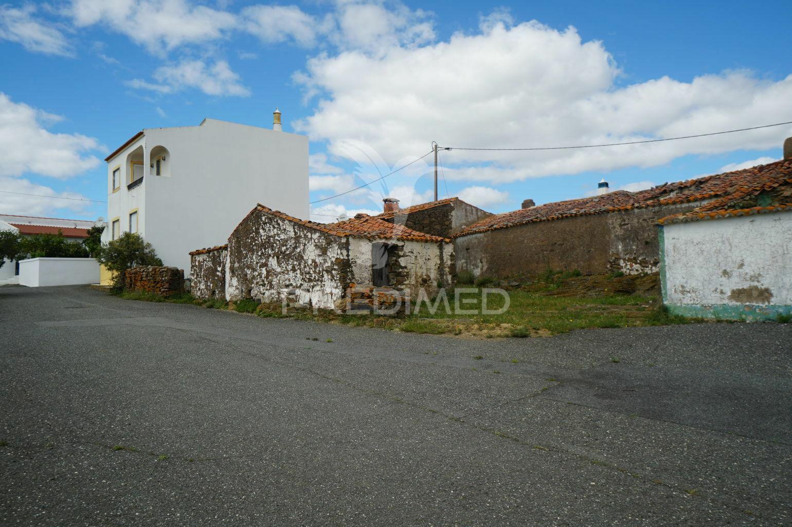 Casa para reconstruir em aldeia alentejana