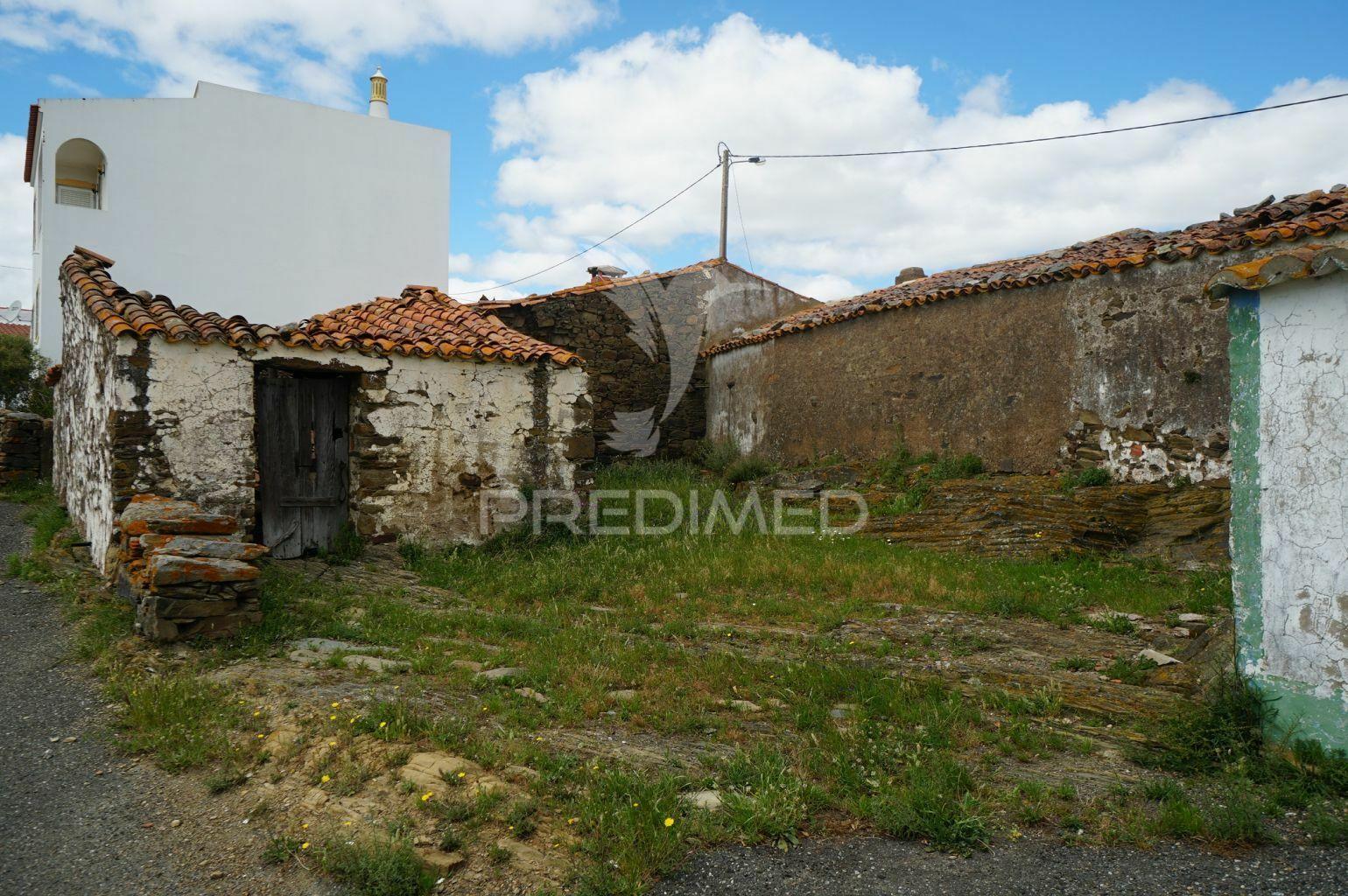 Casa para reconstruir em aldeia alentejana