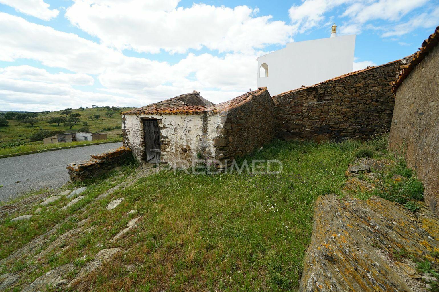 Casa para reconstruir em aldeia alentejana