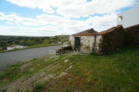 Casa para reconstruir em aldeia alentejana