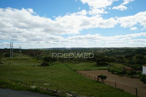 Casa para reconstruir em aldeia alentejana