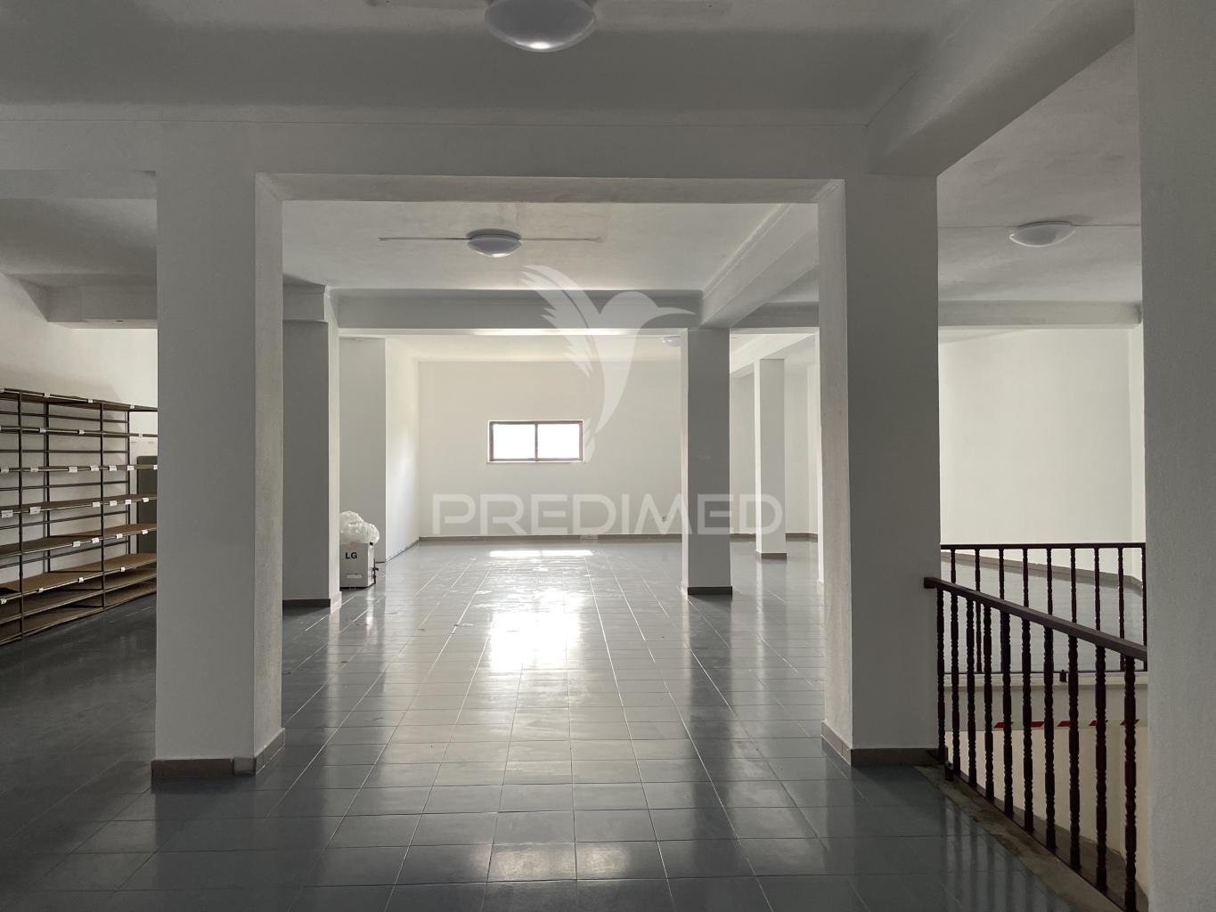 Armazém para atividade industrial e comércio