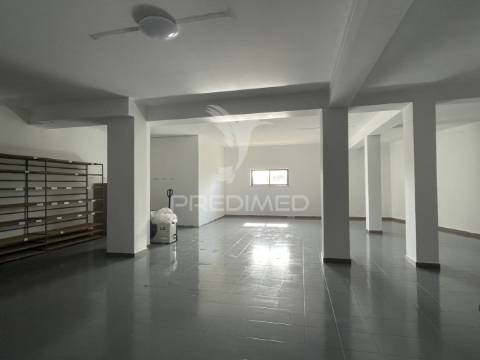 Armazém para atividade industrial e comércio