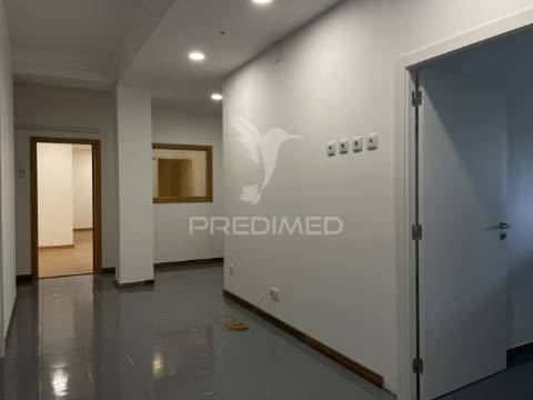 Armazém para atividade industrial e comércio