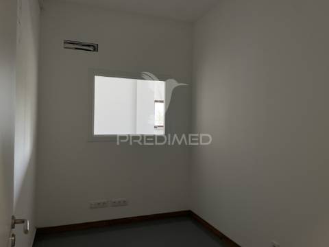 Armazém para atividade industrial e comércio