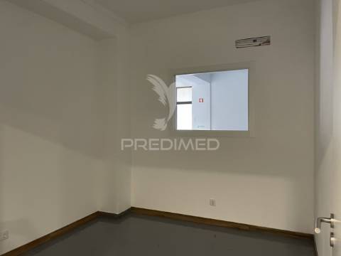 Armazém para atividade industrial e comércio