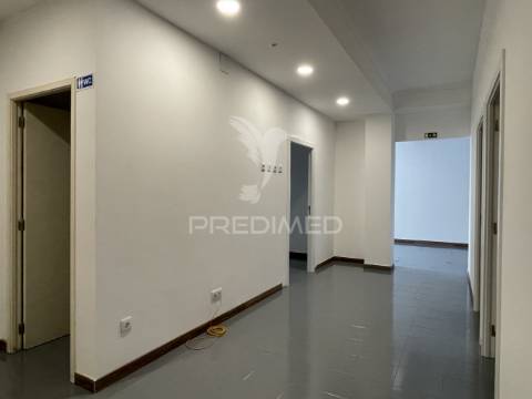 Armazém para atividade industrial e comércio