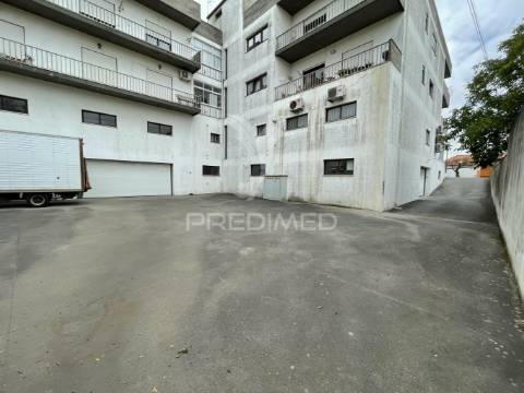 Armazém para atividade industrial e comércio