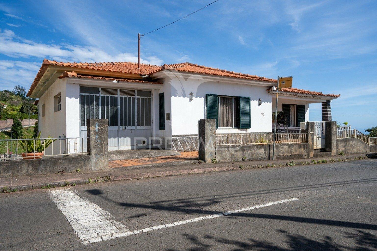 Moradia t4 isolada no centro de são jorge com terreno