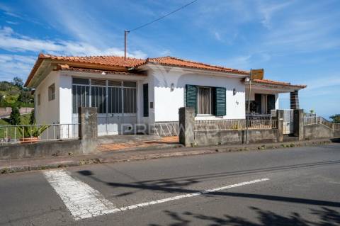 Moradia t4 isolada no centro de são jorge com terreno