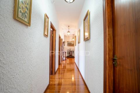 Moradia t4 isolada no centro de são jorge com terreno