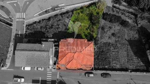 Moradia t4 isolada no centro de são jorge com terreno
