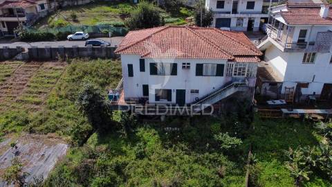 Moradia t4 isolada no centro de são jorge com terreno