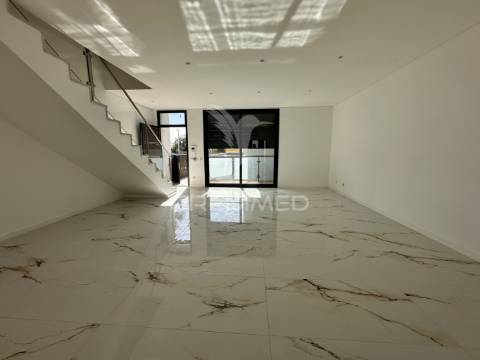 Moradia em banda t3 com estacionamento em box