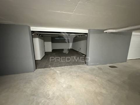 Moradia em banda t3 com estacionamento em box